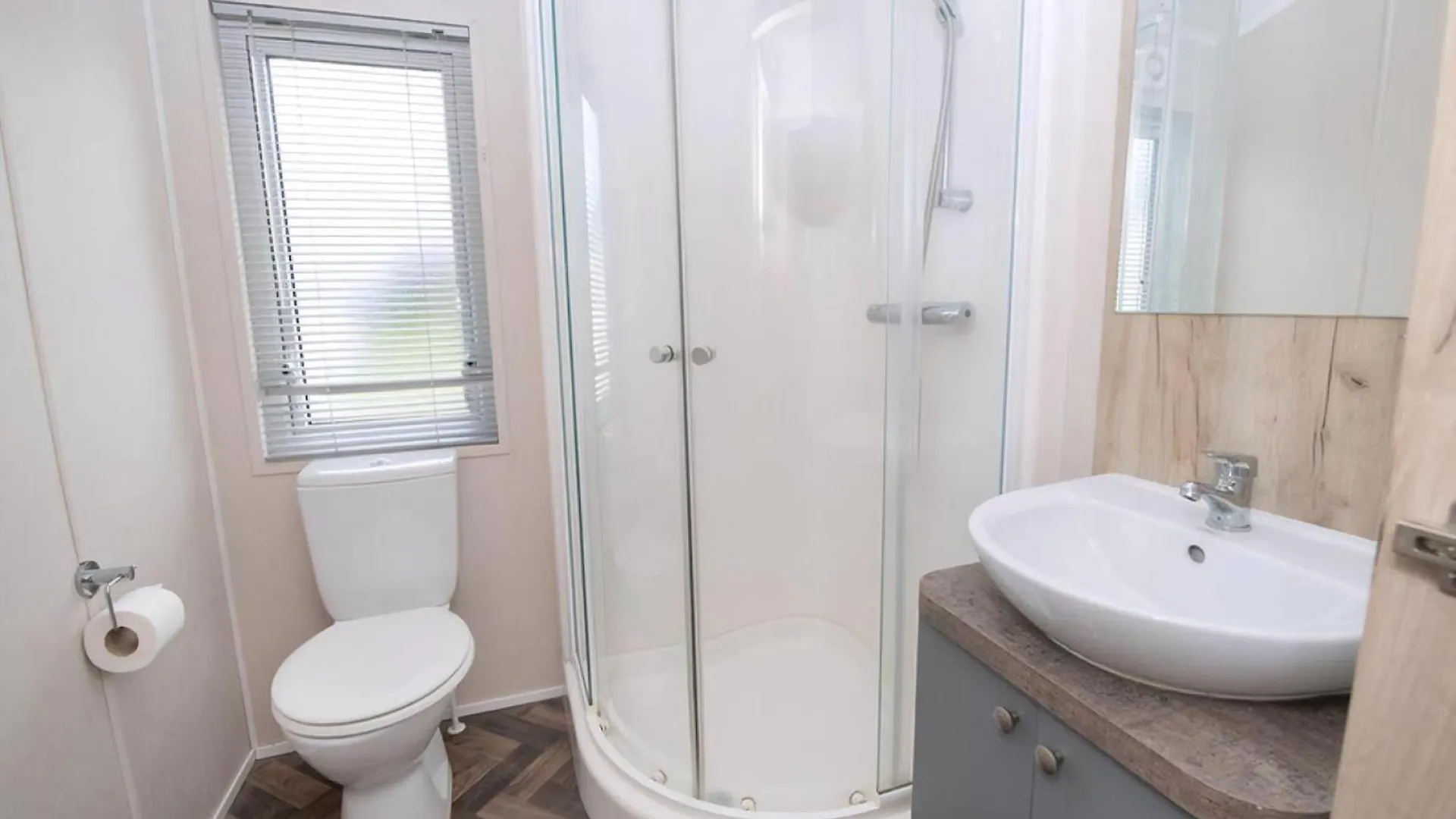 Stunning 6 Berth Lodge For Hire At Skipsea Sands In Yorkshire Ref 41077Wf Barmston